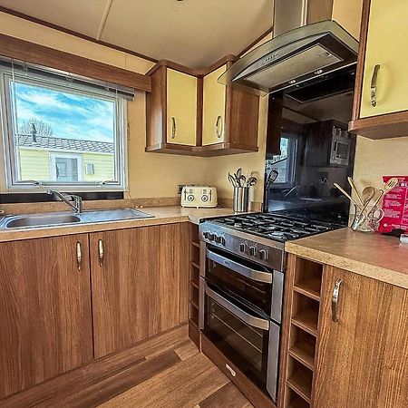 Gorgeous 6 Berth Caravan With Decking And Wi-Fi At Broadland Sands Ref 20377Bs 홉톤-온-씨 외부 사진