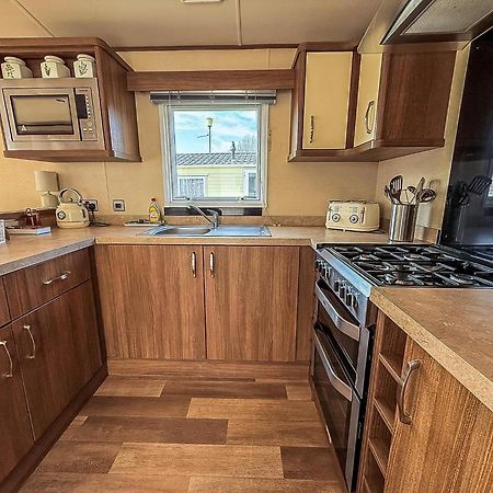 Gorgeous 6 Berth Caravan With Decking And Wi-Fi At Broadland Sands Ref 20377Bs 홉톤-온-씨 외부 사진