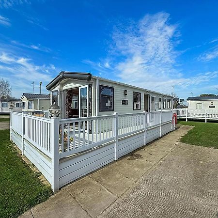 Gorgeous 6 Berth Caravan With Decking And Wi-Fi At Broadland Sands Ref 20377Bs 홉톤-온-씨 외부 사진
