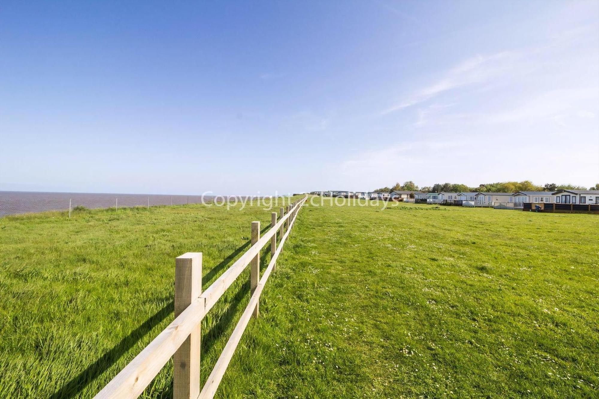 Gorgeous 6 Berth Caravan With Decking And Wi-Fi At Broadland Sands Ref 20377Bs 홉톤-온-씨 외부 사진
