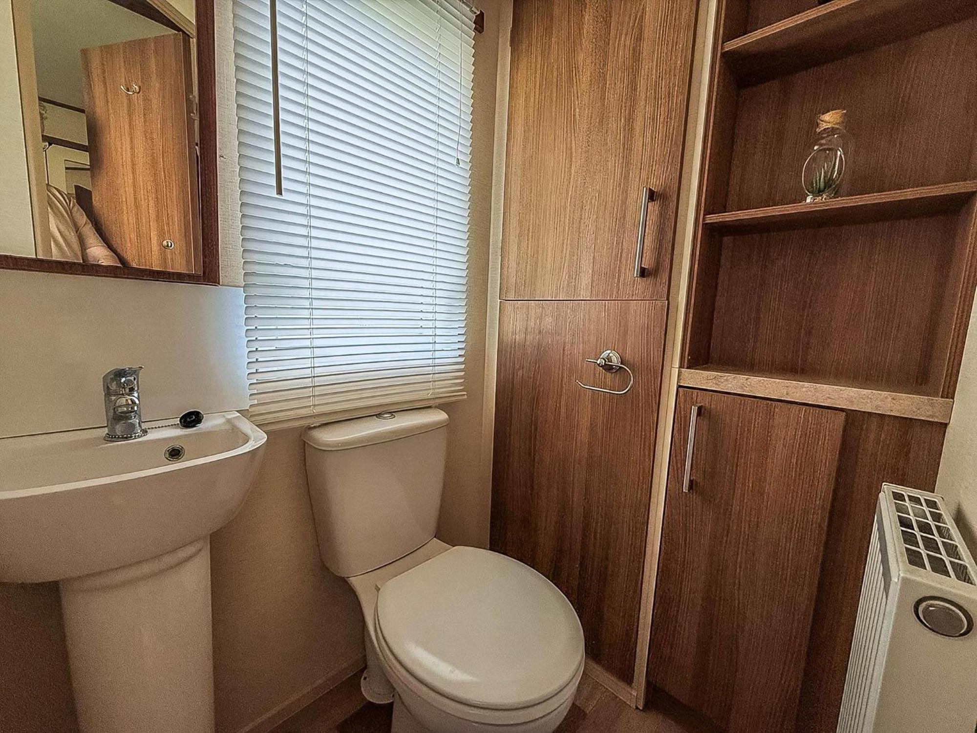 Gorgeous 6 Berth Caravan With Decking And Wi-Fi At Broadland Sands Ref 20377Bs 홉톤-온-씨 외부 사진