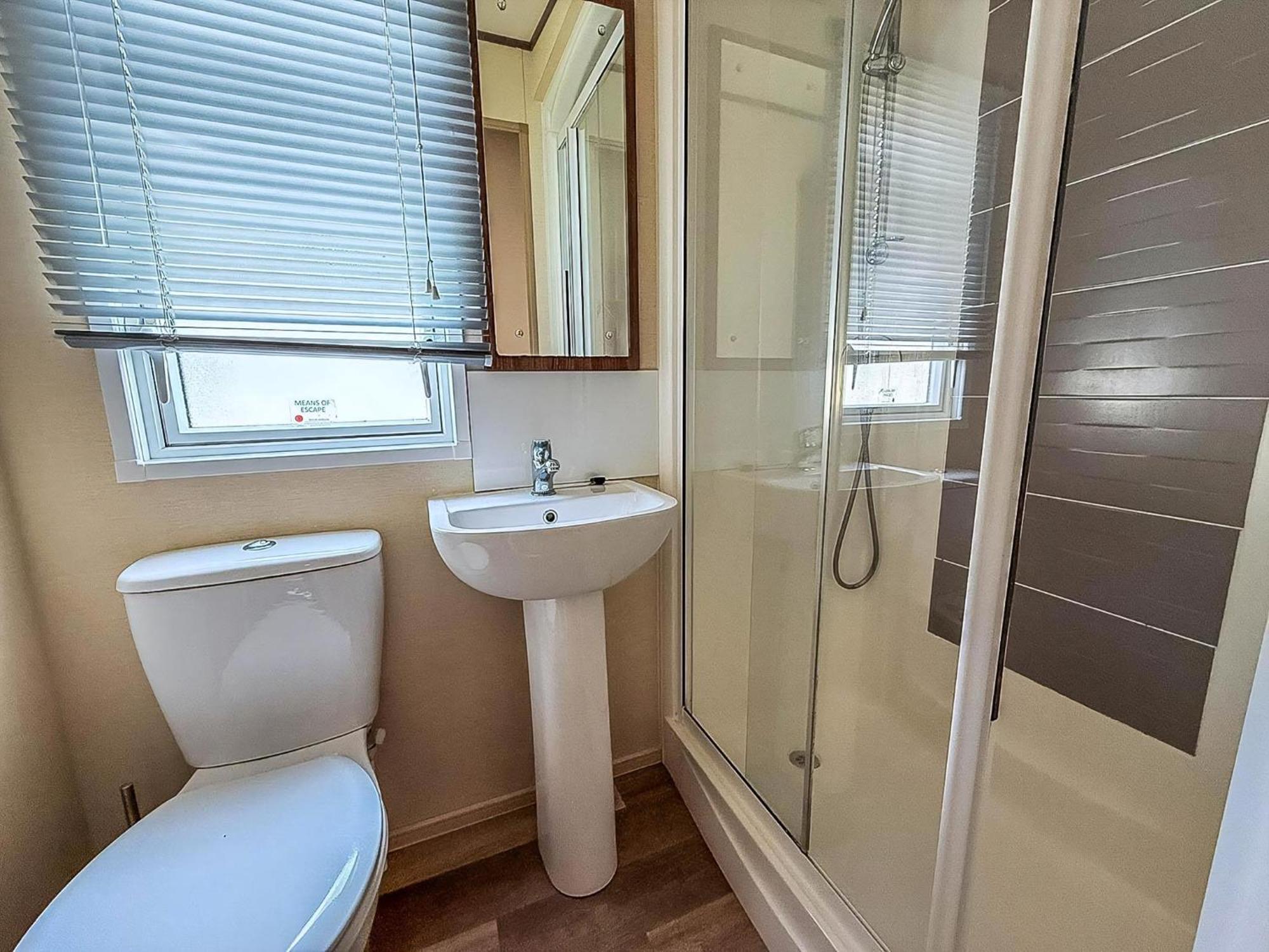 Gorgeous 6 Berth Caravan With Decking And Wi-Fi At Broadland Sands Ref 20377Bs 홉톤-온-씨 외부 사진