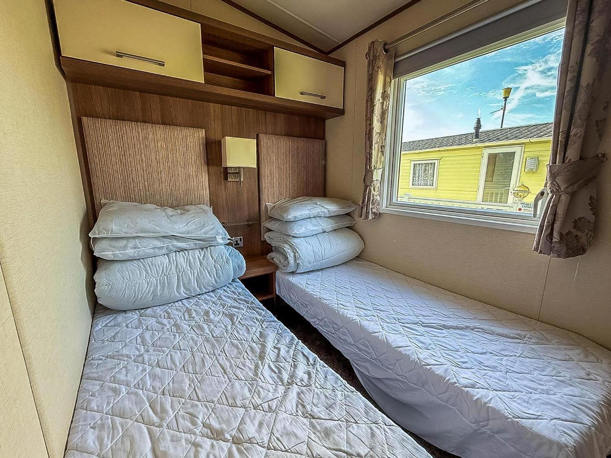 Gorgeous 6 Berth Caravan With Decking And Wi-Fi At Broadland Sands Ref 20377Bs 홉톤-온-씨 외부 사진
