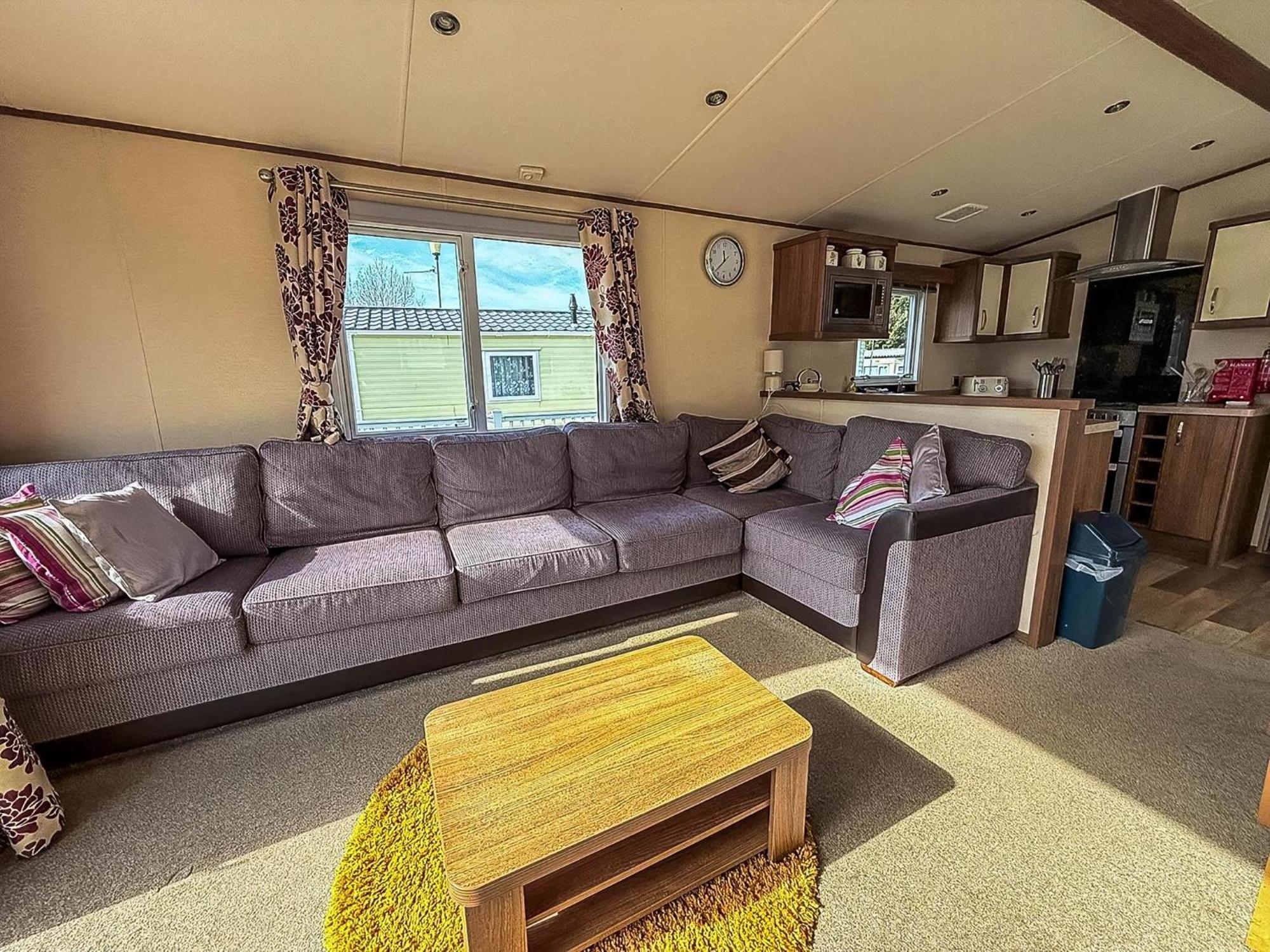 Gorgeous 6 Berth Caravan With Decking And Wi-Fi At Broadland Sands Ref 20377Bs 홉톤-온-씨 외부 사진