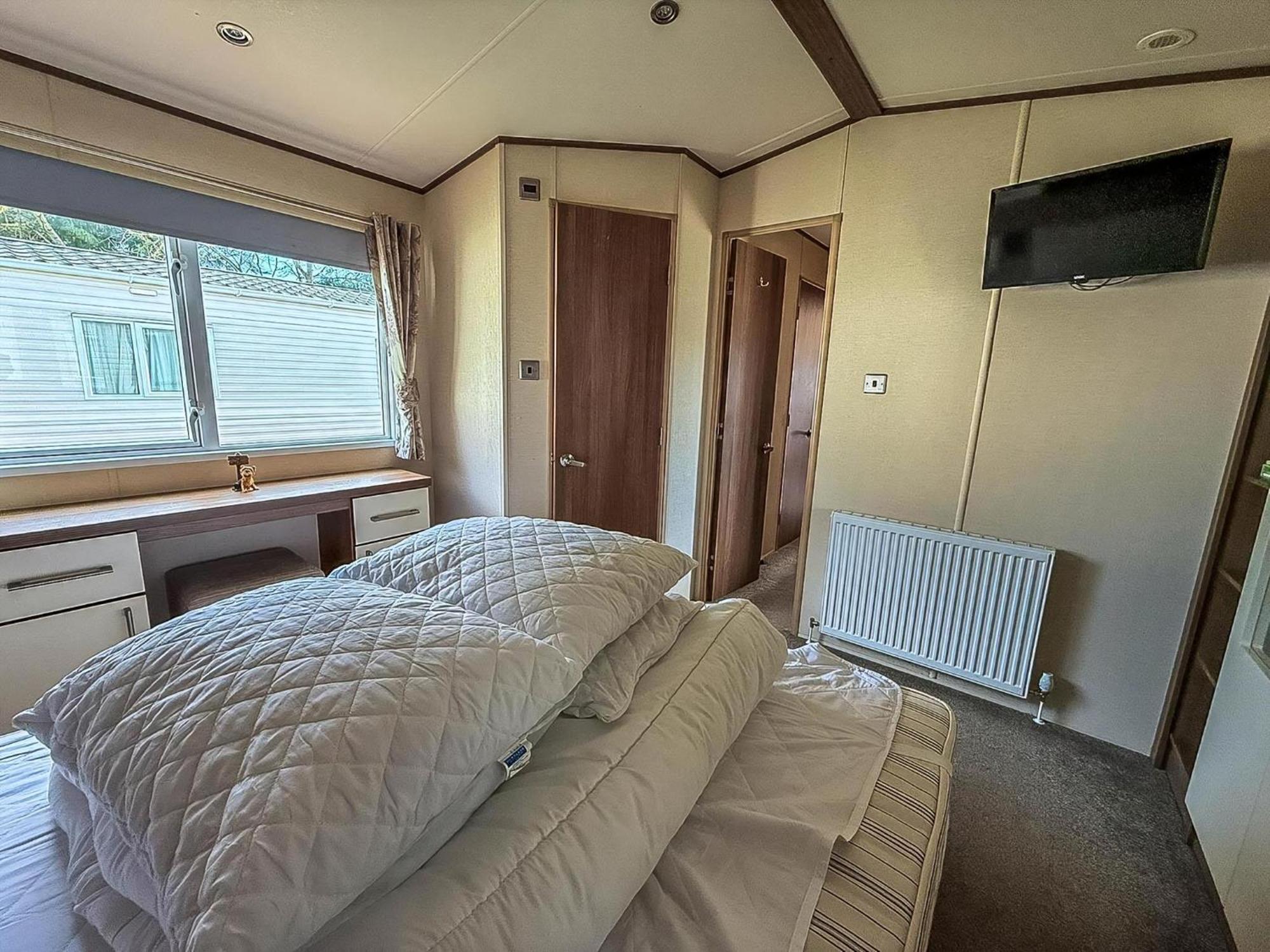 Gorgeous 6 Berth Caravan With Decking And Wi-Fi At Broadland Sands Ref 20377Bs 홉톤-온-씨 외부 사진