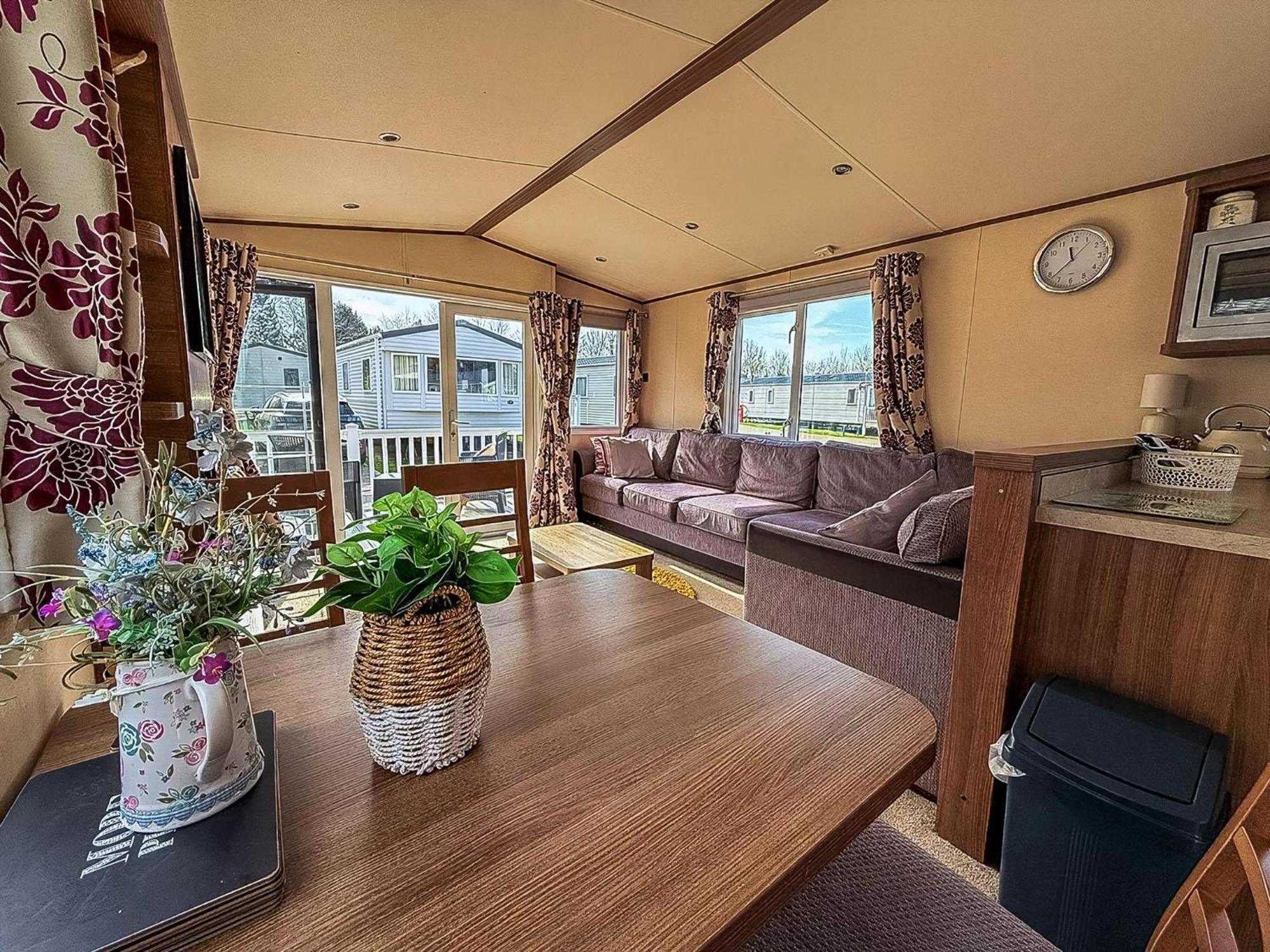 Gorgeous 6 Berth Caravan With Decking And Wi-Fi At Broadland Sands Ref 20377Bs 홉톤-온-씨 외부 사진