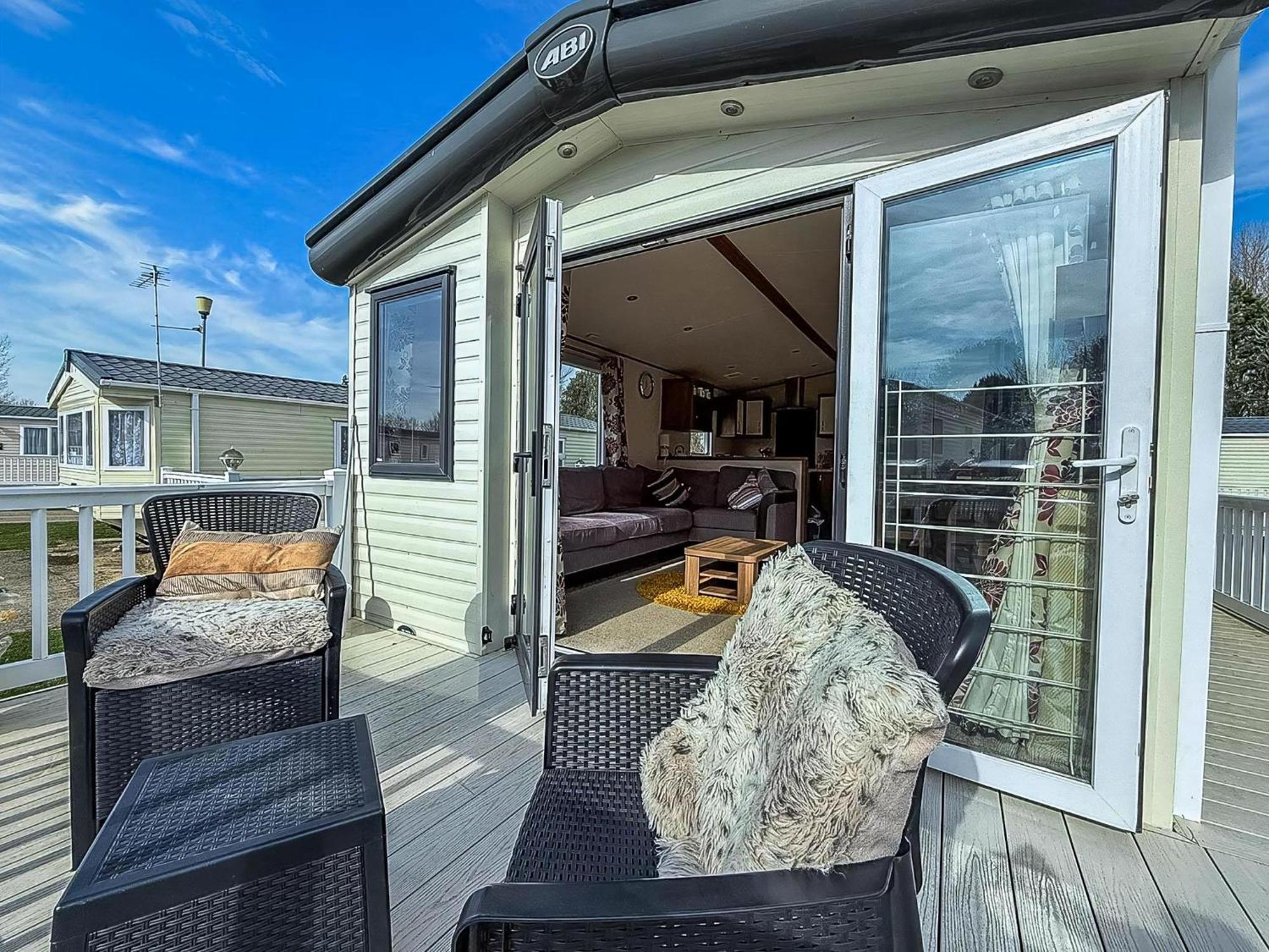 Gorgeous 6 Berth Caravan With Decking And Wi-Fi At Broadland Sands Ref 20377Bs 홉톤-온-씨 외부 사진